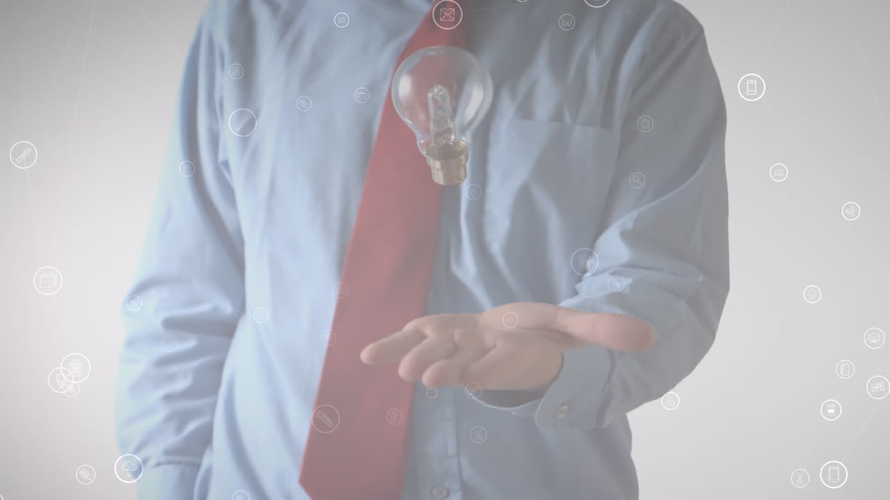 animación de iconos de medios sobre un hombre de negocios lanzando y atrapando una bombilla