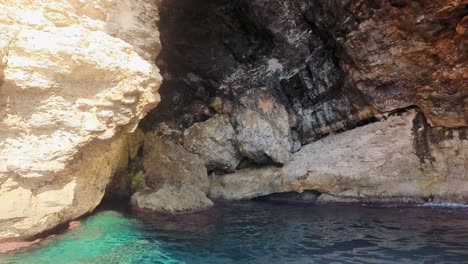 Cueva-En-El-Mar-Frente-A-La-Costa-De-Mallorca