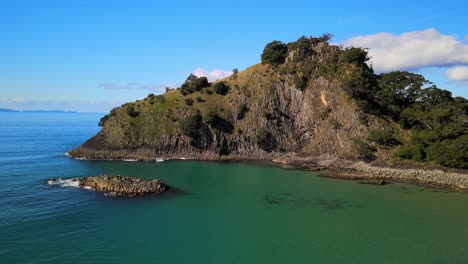 mirador en lo alto de un acantilado de new chums beach en nueva zelanda