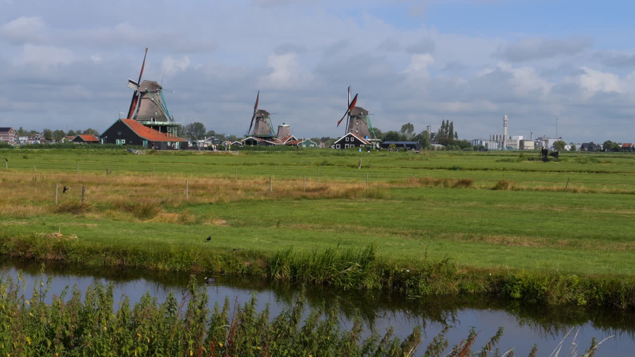 아름다운 녹색 풍경과 작은 하천에서 여러 풍차의 환상적인  ⁇