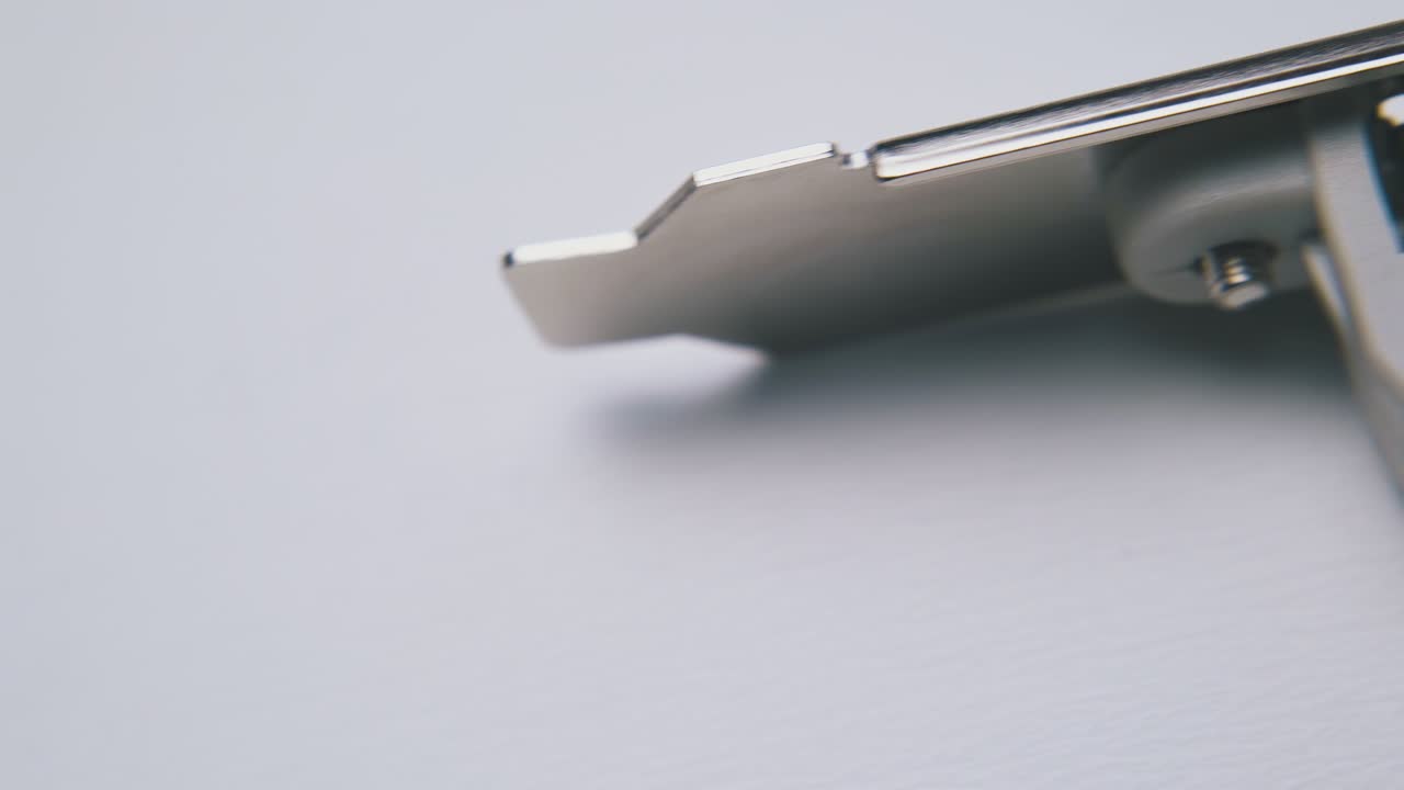 와이어를 가진 현대적인 usb 허브는 깨 ⁇ 한  ⁇  배경에 있습니다.