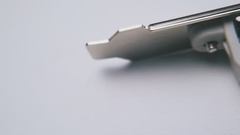 Moderner-USB-Hub-Mit-Kabeln-Liegt-Auf-Sauberem-Weißem-Hintergrund