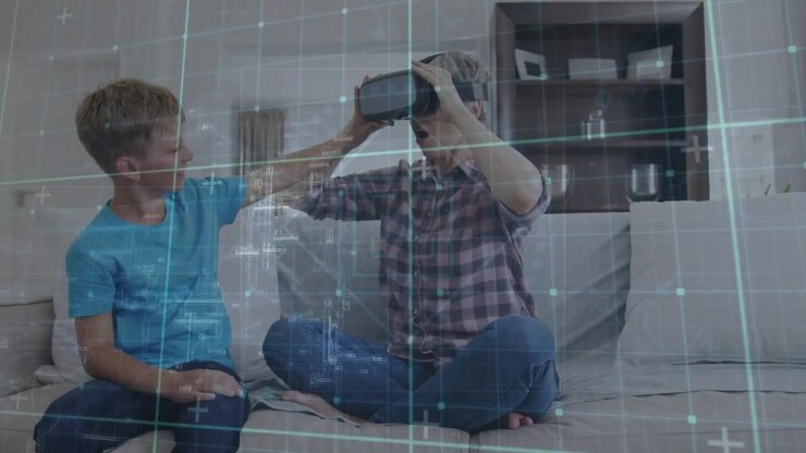 Ragazzo che solleva e guida un visore VR sulla testa della madre sul divano mentre una sovrapposizione a griglia mostra la tecnologia