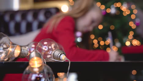 primer plano de las luces de navidad en un estante