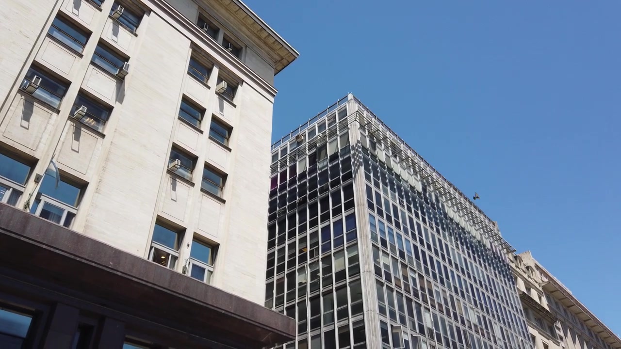 Låg vinkelvy av affärscentrumsbyggnader i Buenos Aires, Argentina, stadssiluett.