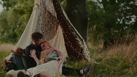 pareja rústica moderna riendo y sonriendo mientras se abraza al aire libre 1