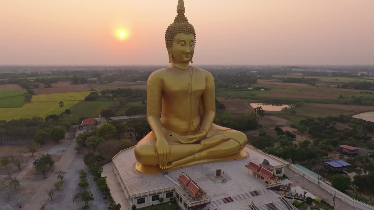 Immagine da drone di un Buddha imponente che risplende nella luce mattutina, Ang Thong
