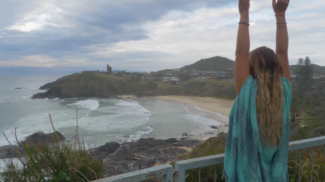 파란색 스카프를 두른 소녀의 뒷모습 - 호주 뉴사우스웨일즈 시드니 전망대에서 스콧 헤드의 작은 해변