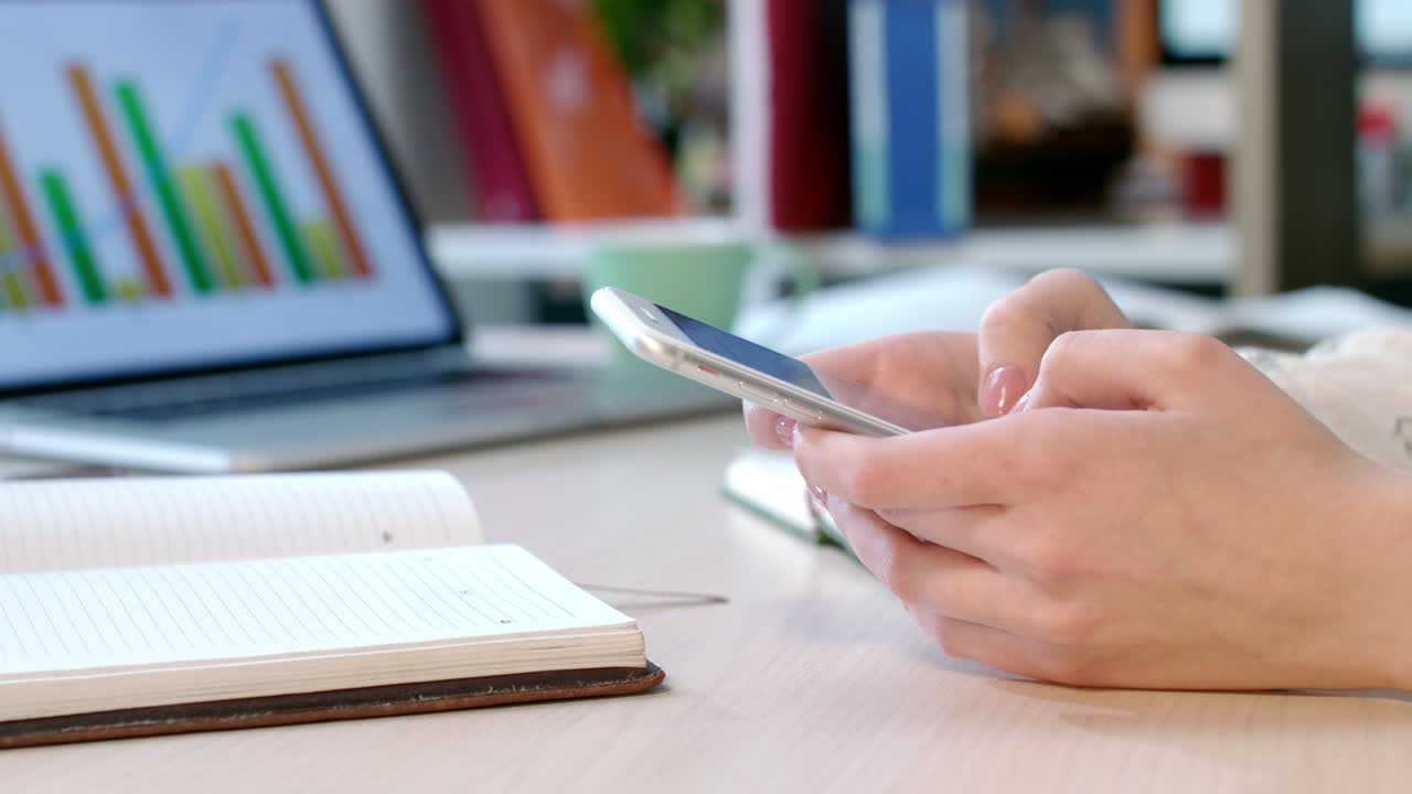 mujer de negocios mano usando teléfono inteligente en la oficina. tecnología móvil