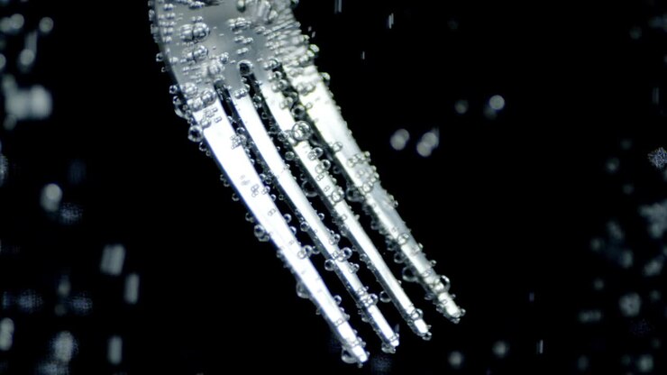 La forchetta sott'acqua con bolle d'aria.