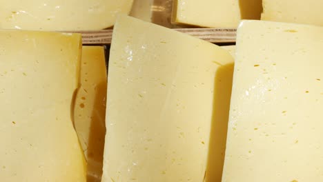 cerca de las rebanadas de queso amarillo