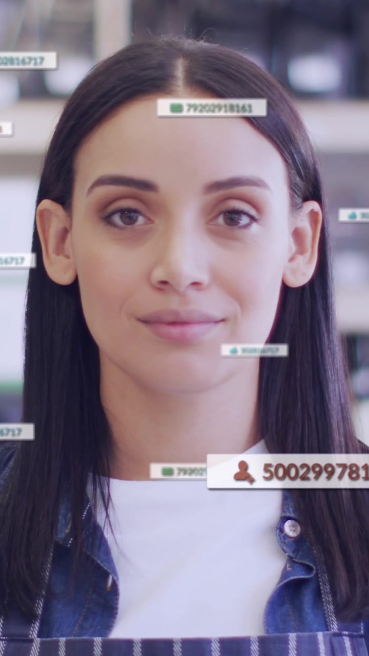 Animazione di icone dei media su una commessa caucasica sorridente