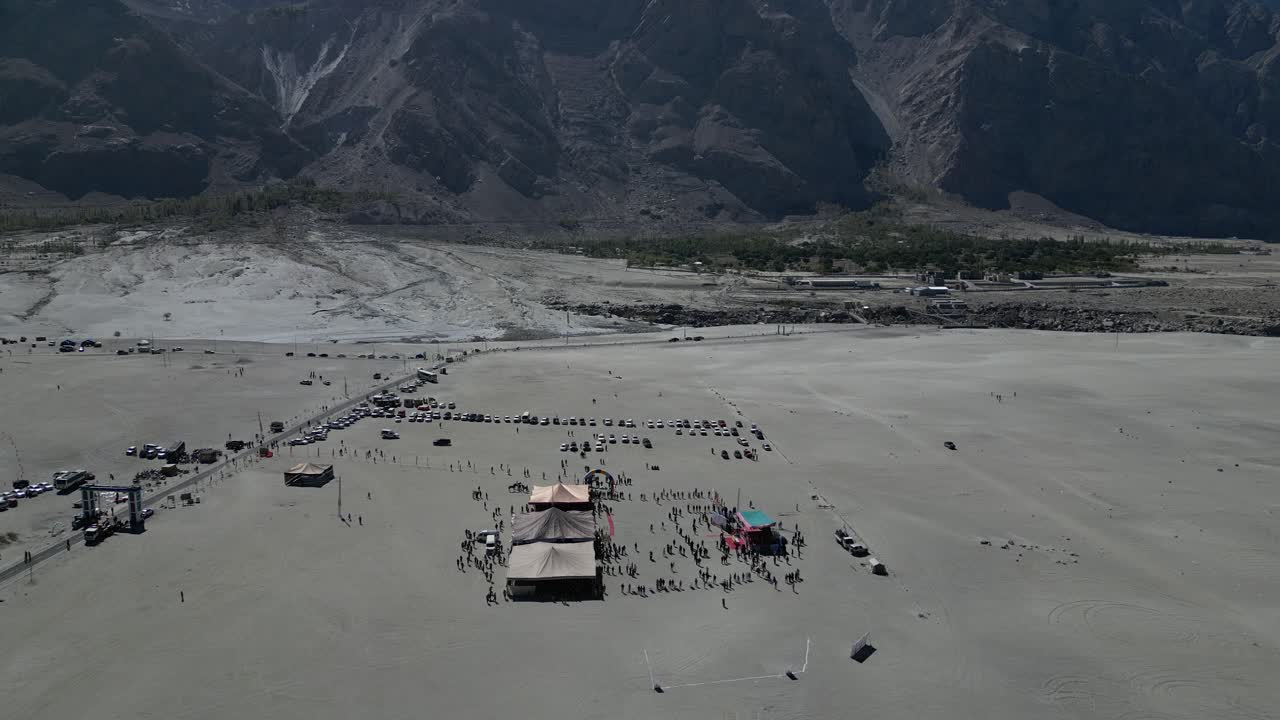 vista aérea del evento de rally de jeep sarfaranga en skardu con montañas en el fondo en pakistán