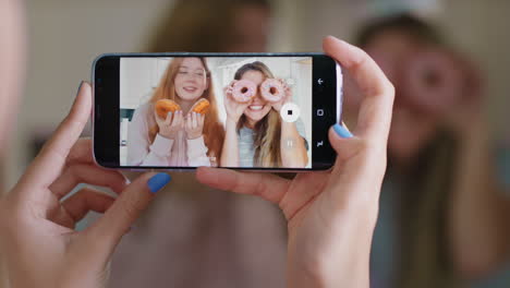 Divertidas-Chicas-Adolescentes-Posando-Con-Un-Amigo-De-Donuts-Tomando-Fotos-Usando-Teléfonos-Inteligentes-Para-Compartir-En-Las-Redes-Sociales-Disfrutando-De-Una-Diversión-Tonta-El-Fin-De-Semana