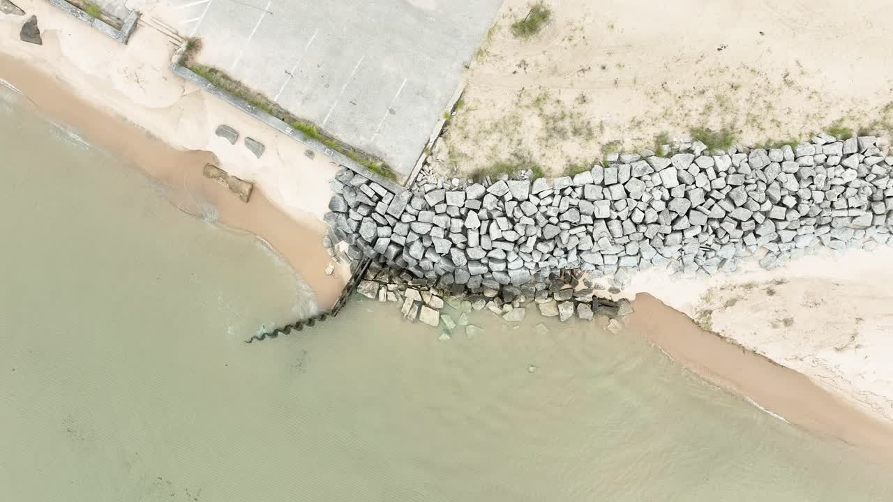 cerrarse en una sección de rocas que impide que el agua elimine los sedimentos