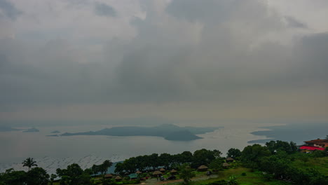 Lapso-De-Tiempo-De-La-Limpieza-De-Nubes-Para-Revelar-La-Caldera-Del-Volcán-Taal-En-Filipinas