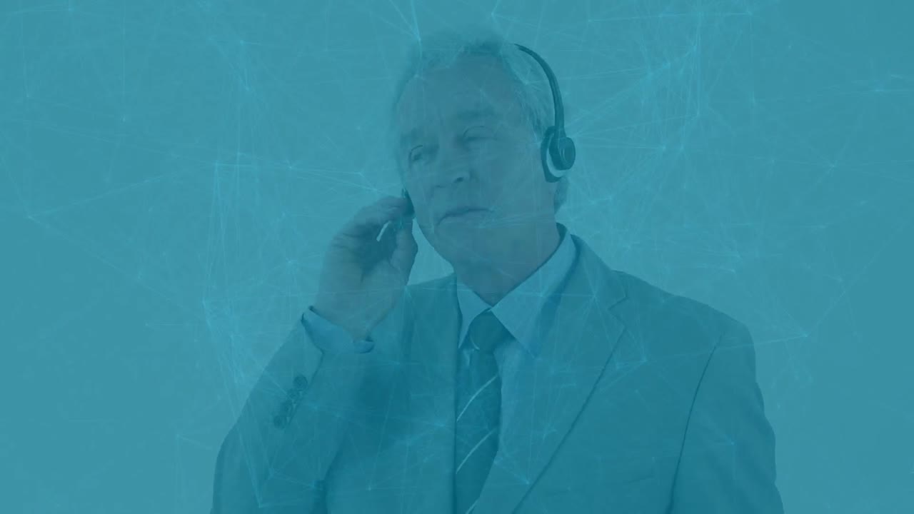 animación de la red de conexiones a través de un empresario caucásico hablando por teléfono.