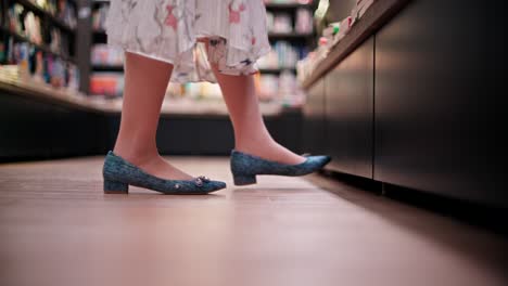 mujer en la librería