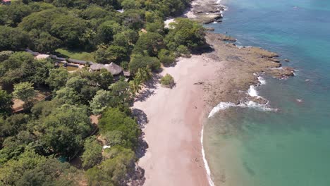 Vuelo-Aéreo-Sobre-Playa-Real-En-La-Costa-De-Costa-Rica