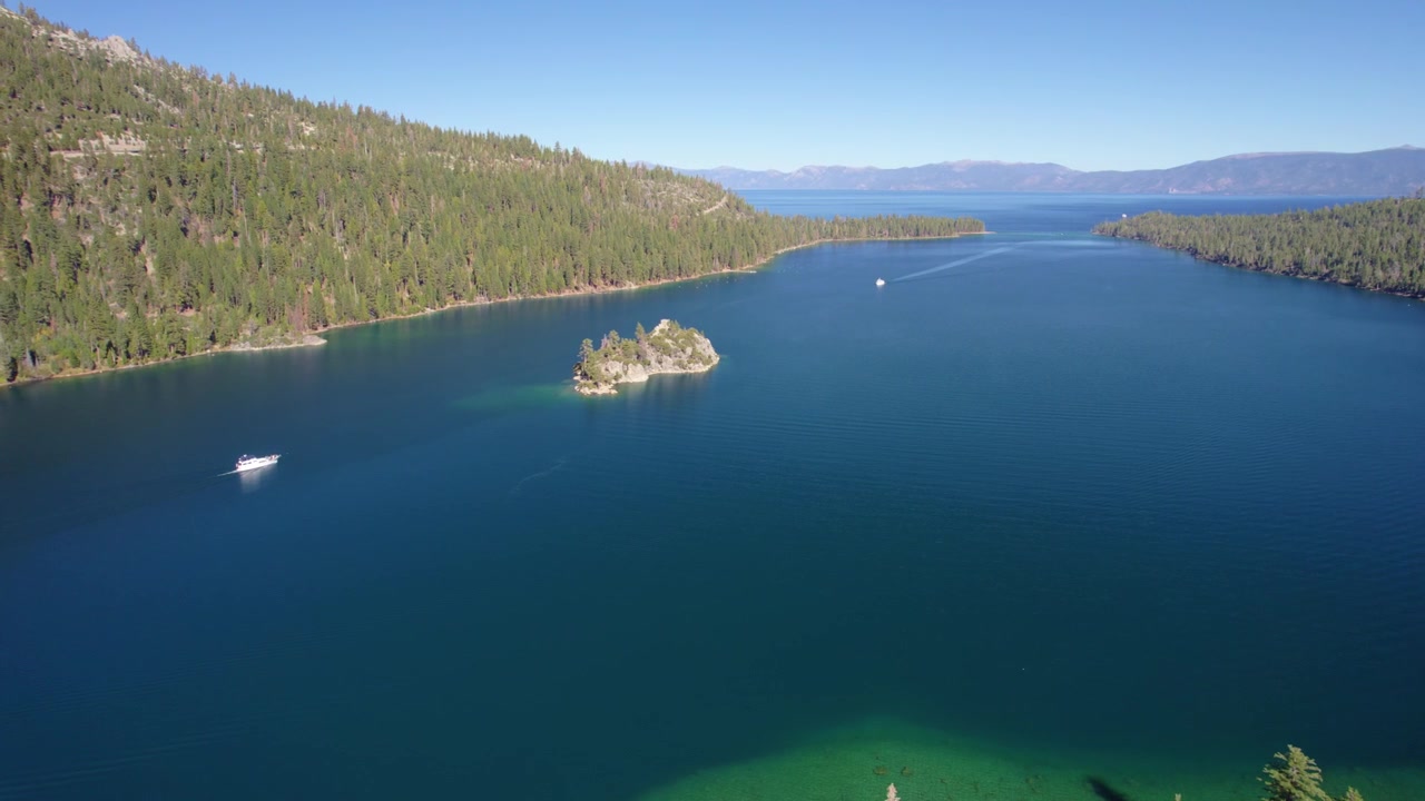 Ampia ripresa con drone di un lago di montagna incontaminato con acqua limpida e natura selvaggia circostante. Isola Fannette a Emerald Bay