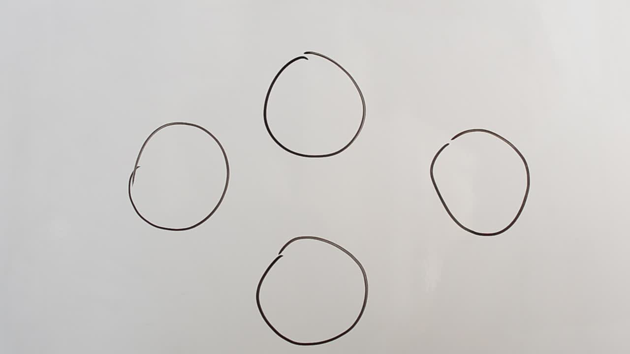 Desenhamos o esquema de blocos em um quadro com um marcador. Desenhamos com um marcador.