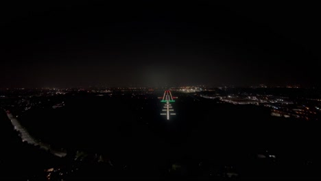 impresionante vista piloto durante un aterrizaje nocturno en el aeropuerto internacional milano linate, grabado desde la cabina de un jet