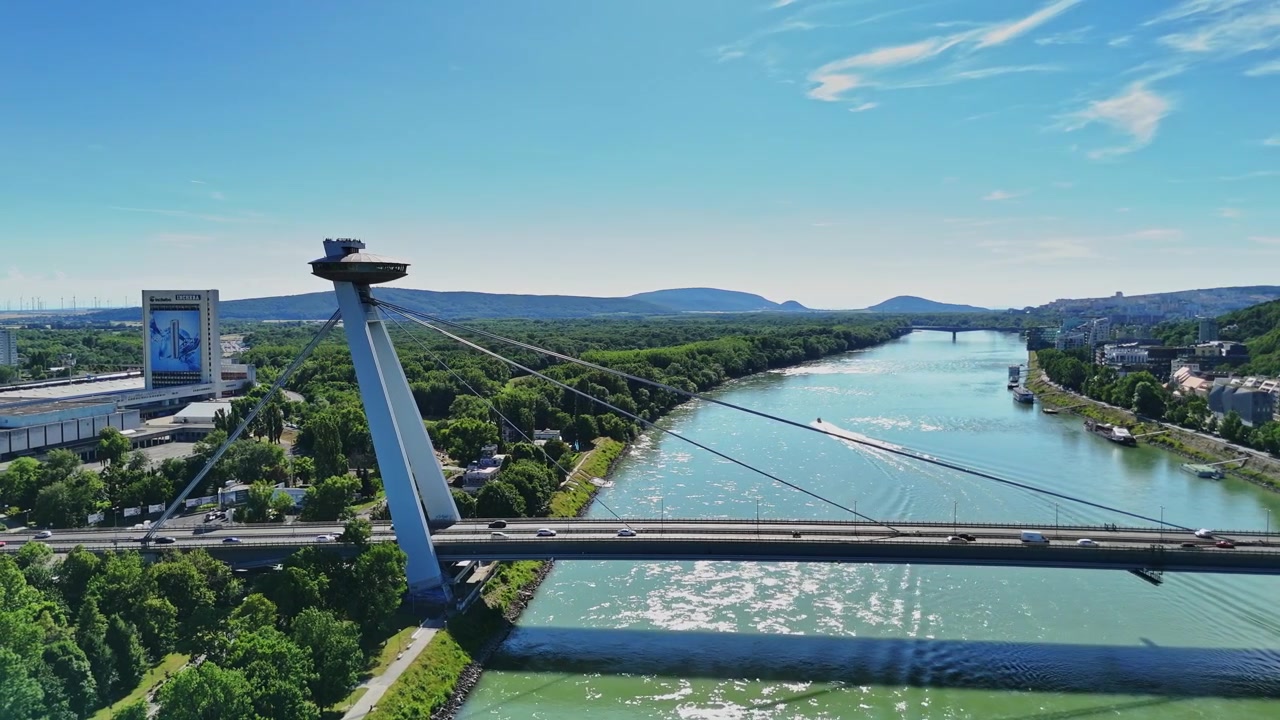 Udsigt til UFO-broen og Donau-floden i Bratislava, Slovakiet