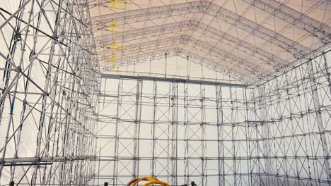 toma de vista de una gran estructura de tienda sostenida por un andamio