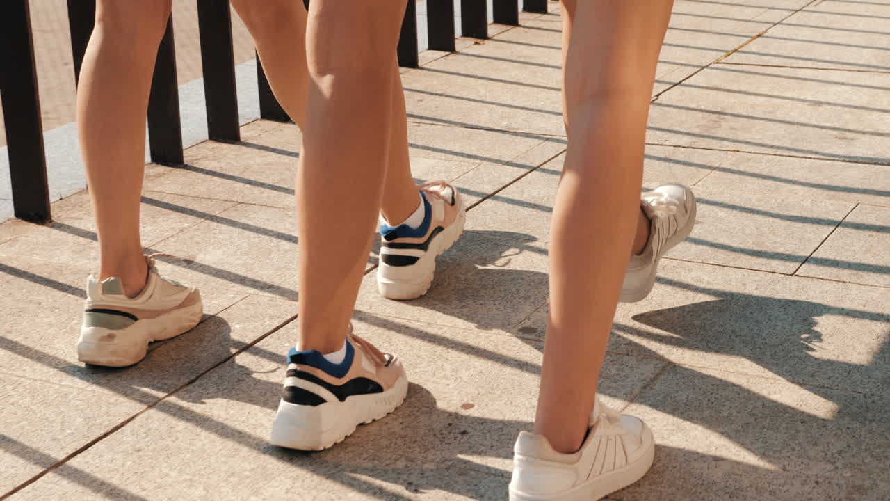 mujeres caminando juntas