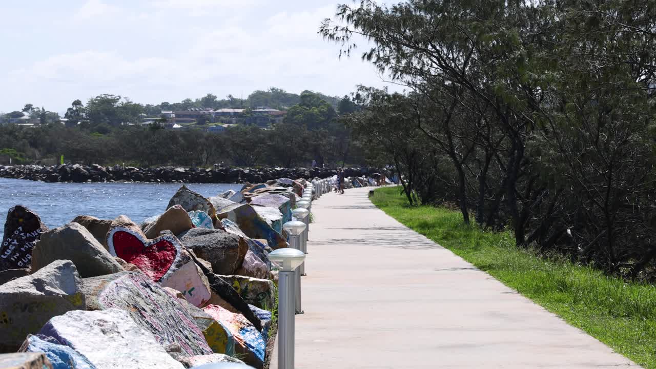바다에 있는 산책로의 진행