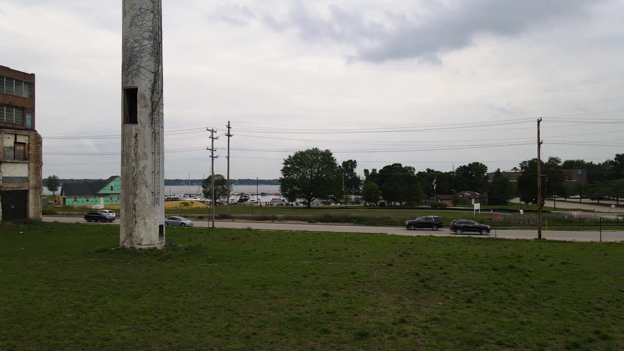 un día lluvioso con nubes nubladas en una fábrica a medio destruir