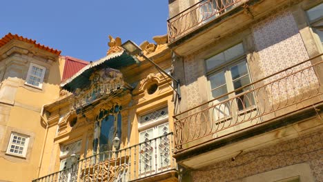 Balcón-Adornado-Con-Terraza-En-La-Histórica-Calle-De-La-Ciudad-De-Porto,-Portugal