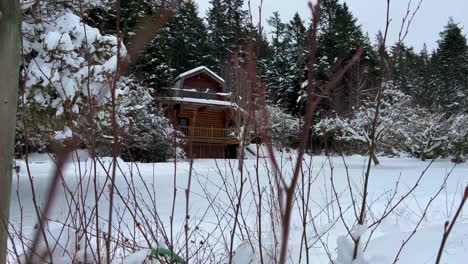 casa de campo en el país de las maravillas del invierno cubierto de nieve