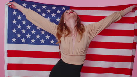 alegre adolescente agitando y envolviéndose en la bandera de los estados unidos de américa, celebrando los derechos humanos y las libertades