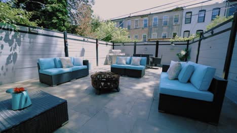 patio trasero al aire libre con hoguera y muebles de exterior. imágenes de bienes raíces con cardán suave.