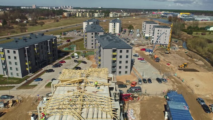 Luchtopname van een bouwplaats met arbeiders en nieuwe gebouwen op het platteland