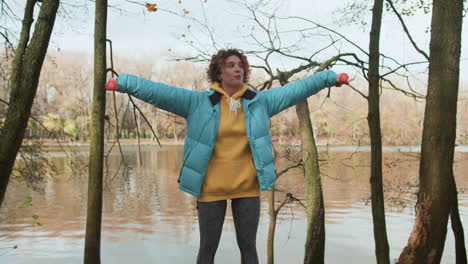 mujer joven entrenando al aire libre