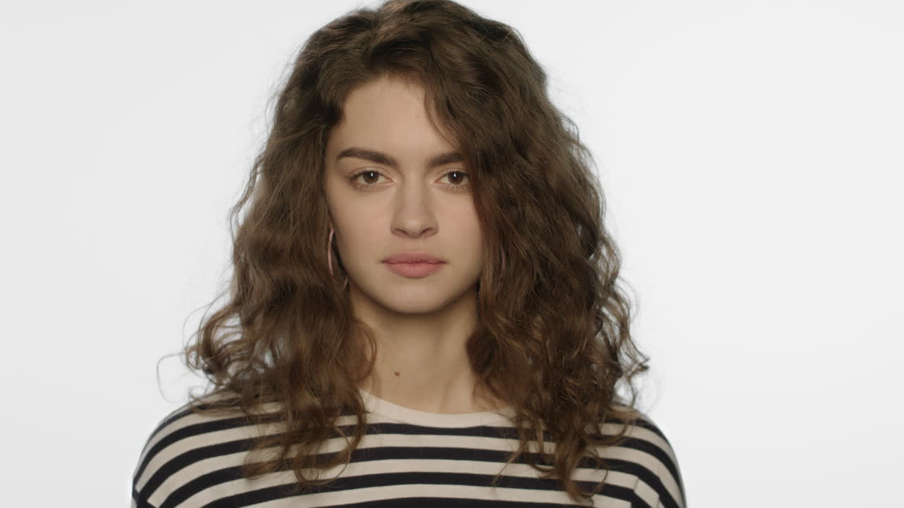 젊은 여성이  바탕에 엄지손가락을 나타니다.