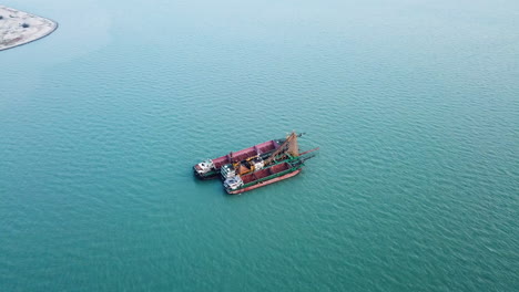 imágenes de drones 4k de dos barcos en la costa de melaka, malasia