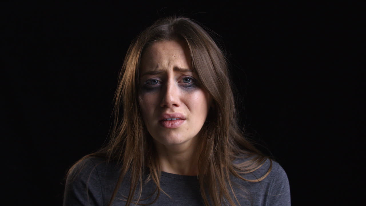 Retrato de estúdio de mulher chorando com maquiagem borrada