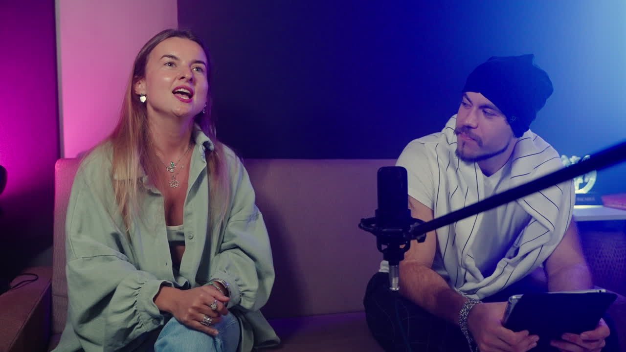 una entrevista de podcast en un estudio