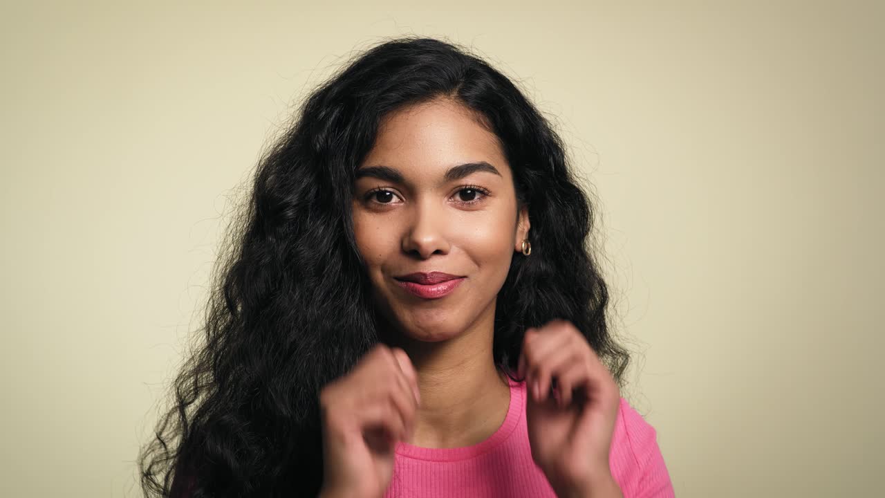 vídeo en primer plano de una joven africana juguetona