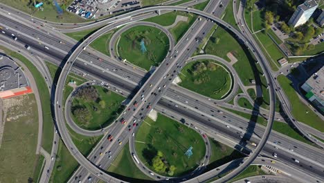 Vista-Aérea-De-Una-Intersección-De-Autopistas-Con-Senderos-De-Tráfico-En-Moscú.