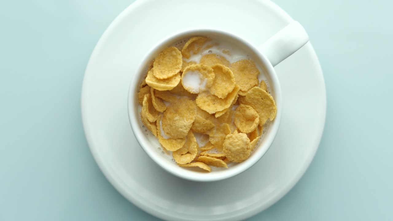 кукурузные хлопья в кружке