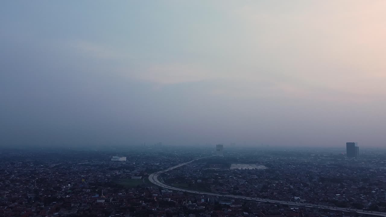 황혼의 하늘과 밤에 도시의 공중 드론 샷