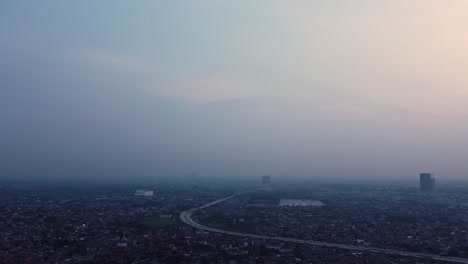 Luftdrohnenaufnahme-Einer-Stadt-Bei-Nacht-Mit-Dämmerungshimmel