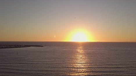 helicóptero volando sobre el mar, atardecer, hampton bay australia, melbourne pan de izquierda a derecha