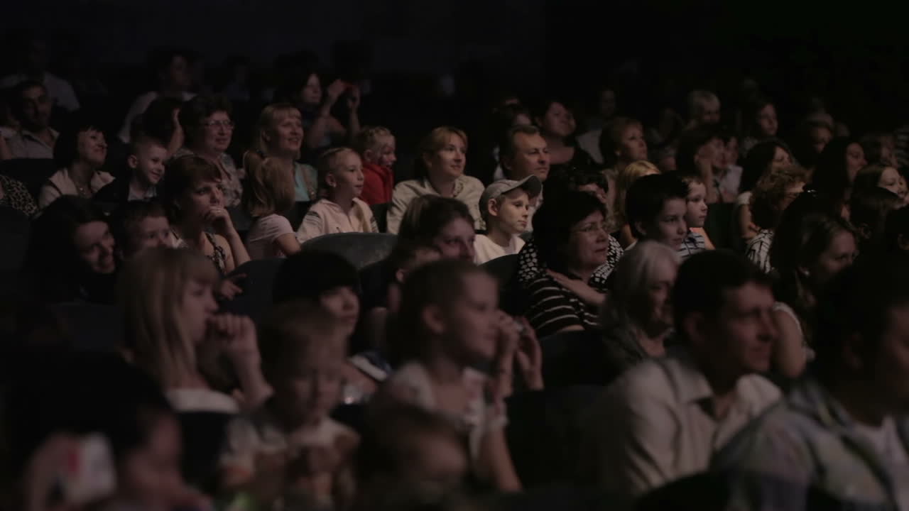 niños viendo un espectáculo en el teatro 1