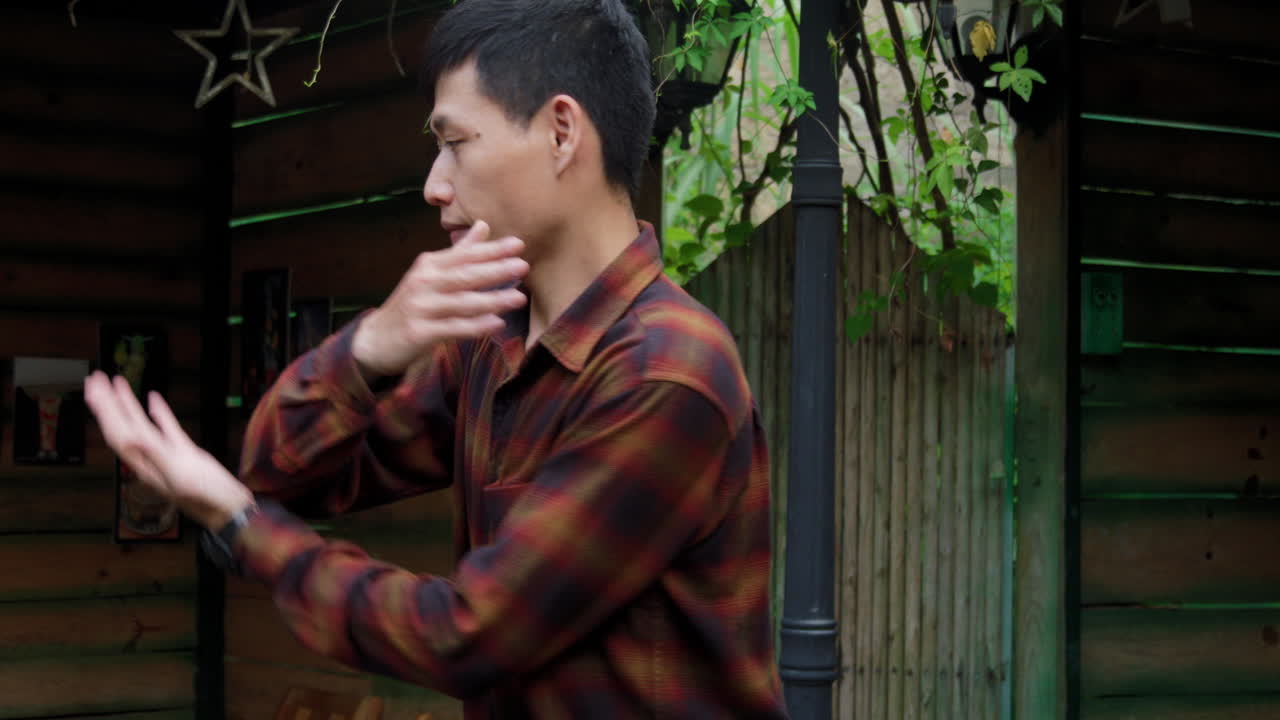 정원에서 셔츠를 입고 자유 스타일로 춤추는 아시아 남자의 클로즈업