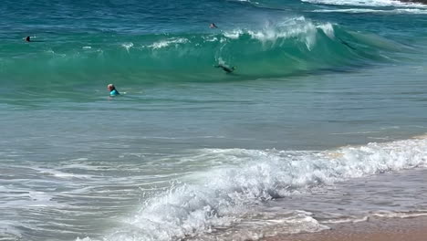 gente haciendo bodysurf en una playa de hawai